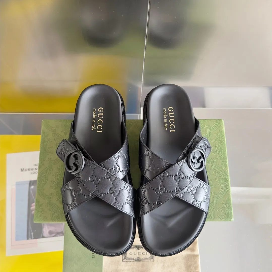 [G Home] Men's Men's Shoes💰: 300💰Size: 38-45 🆕2024Gucci Gucci Summer New Style Double G Presbyopia Flip-flops Cross Sandals Thick Sole Slippers Beach Shoes Original Purchase and Development Production G family's 2024 new summer dark horse items, fashion bloggers at home and abroad have put on the show, and it has become popular on social platforms at home and abroad. Fashionistas must pay for it, and they spend a lot of money to create ingenious craftsmanship and accurately restore every detail. Exquisite packaging at the delivery counter🛍📦 ▪️ Fabric: Original imported double G presbyopic leather ▪️ Lining: Original imported leather ▪️ Sole: Original open molded T men's shoes 💰U outsole ▪️ Bottom thickness: 3CM